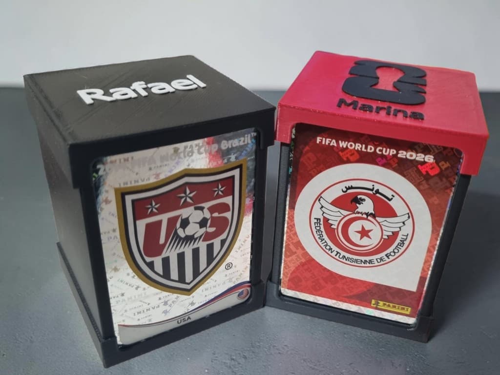 Porta figurinhas da Copa do Mundo FIFA: caixinhas com janela para cartas e tampas personalizadas.